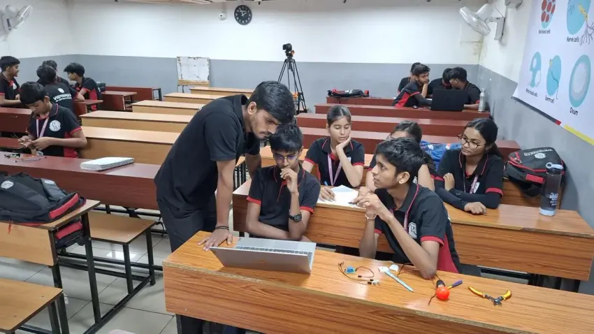 Students building robotics models in ATL Lab by D'RoboZone