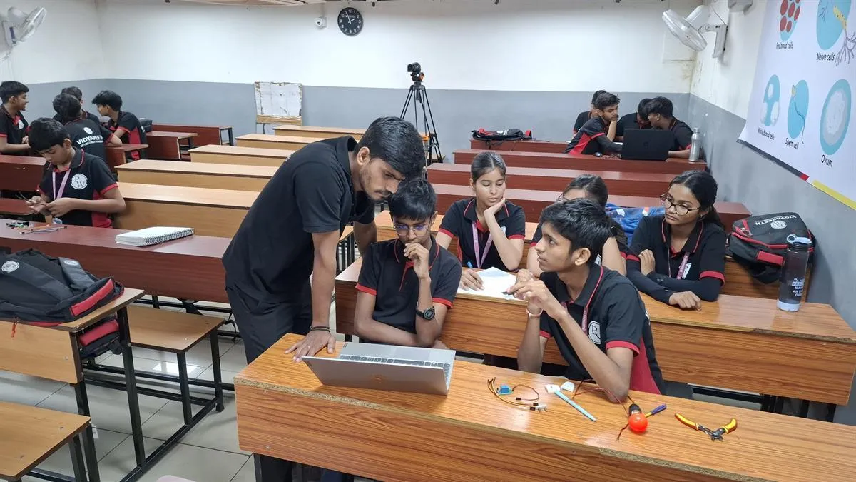 Students building robotics models in ATL Lab by D'RoboZone