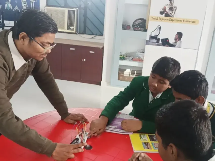 Hands-on electronics mentoring and project building by D'RoboZone