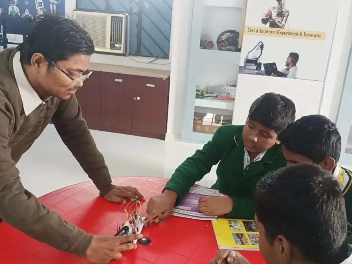Hands-on electronics mentoring and project building by D'RoboZone